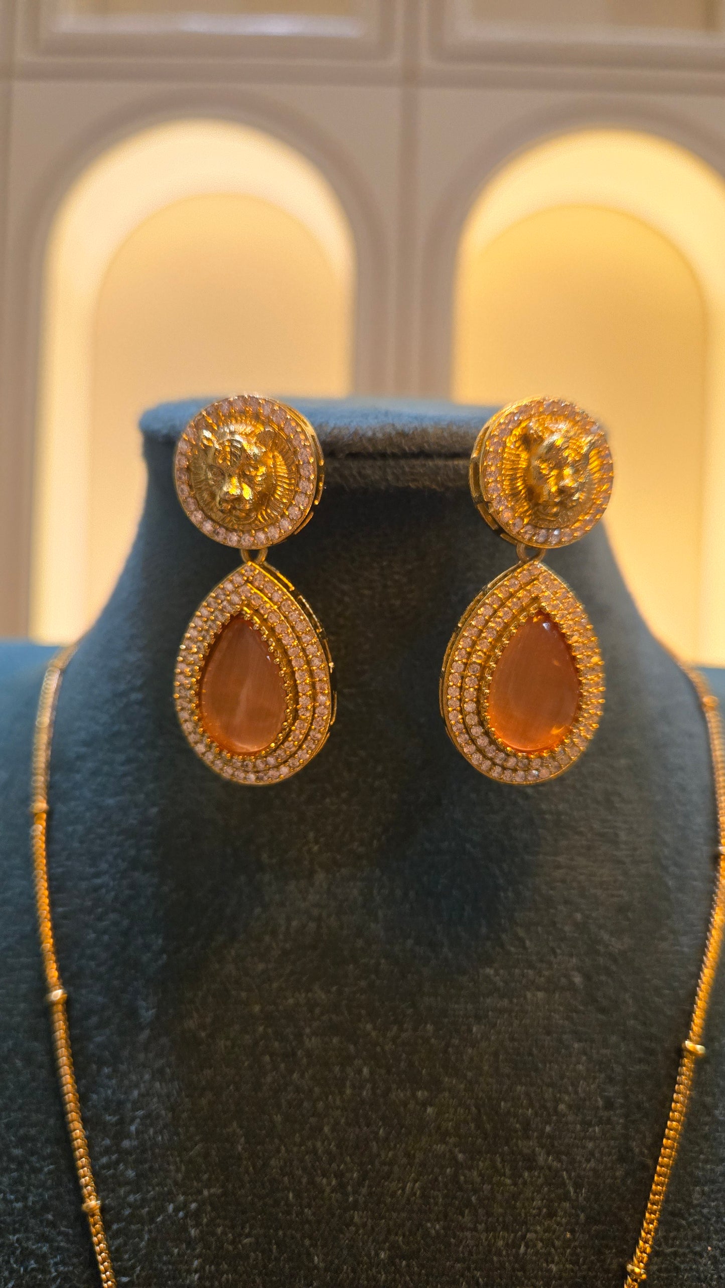 The Regal Leo Luxe Pendant Set – Amber Edition
