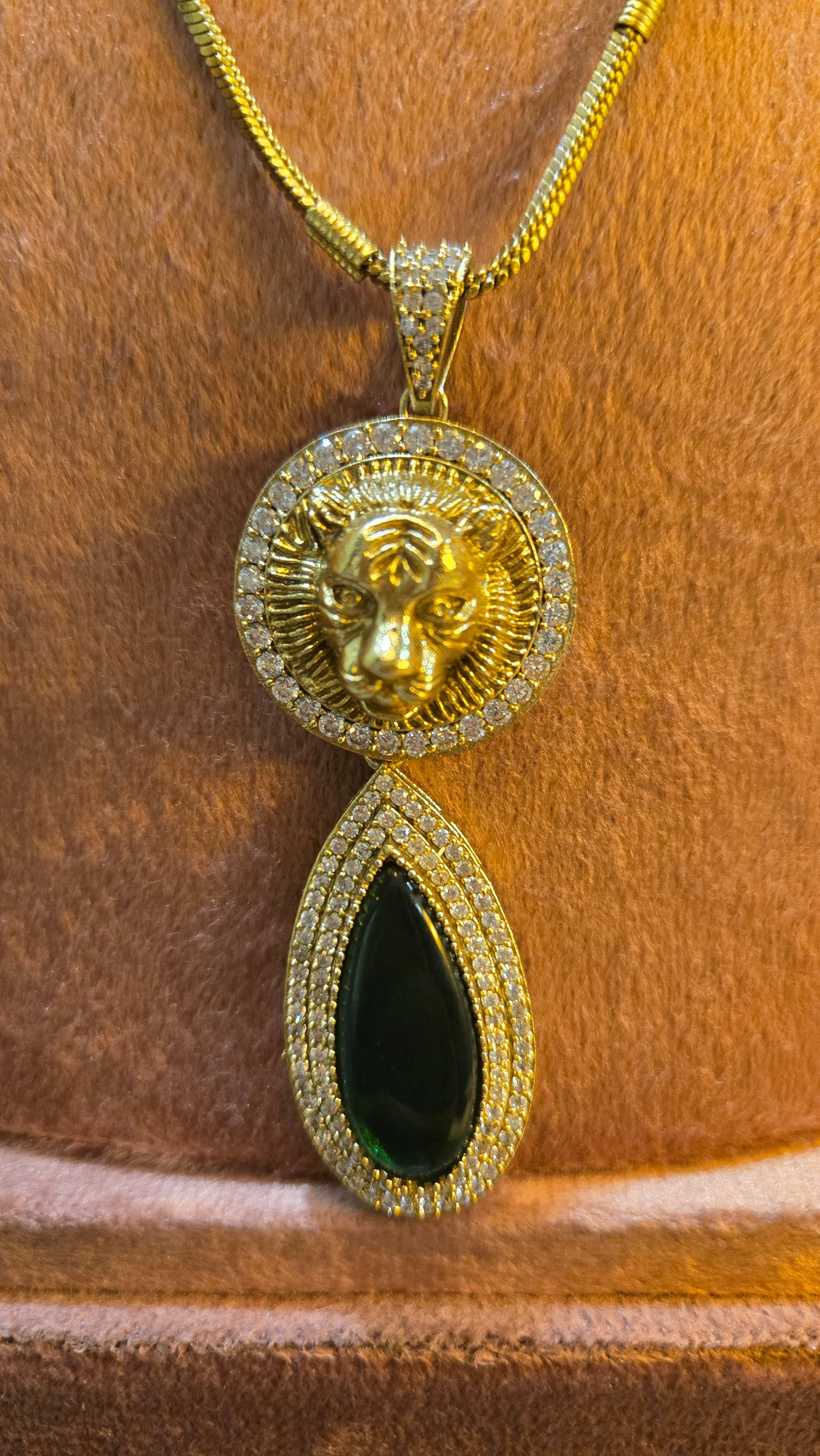 Regal Leo Statement Pendant – Emerald Edition