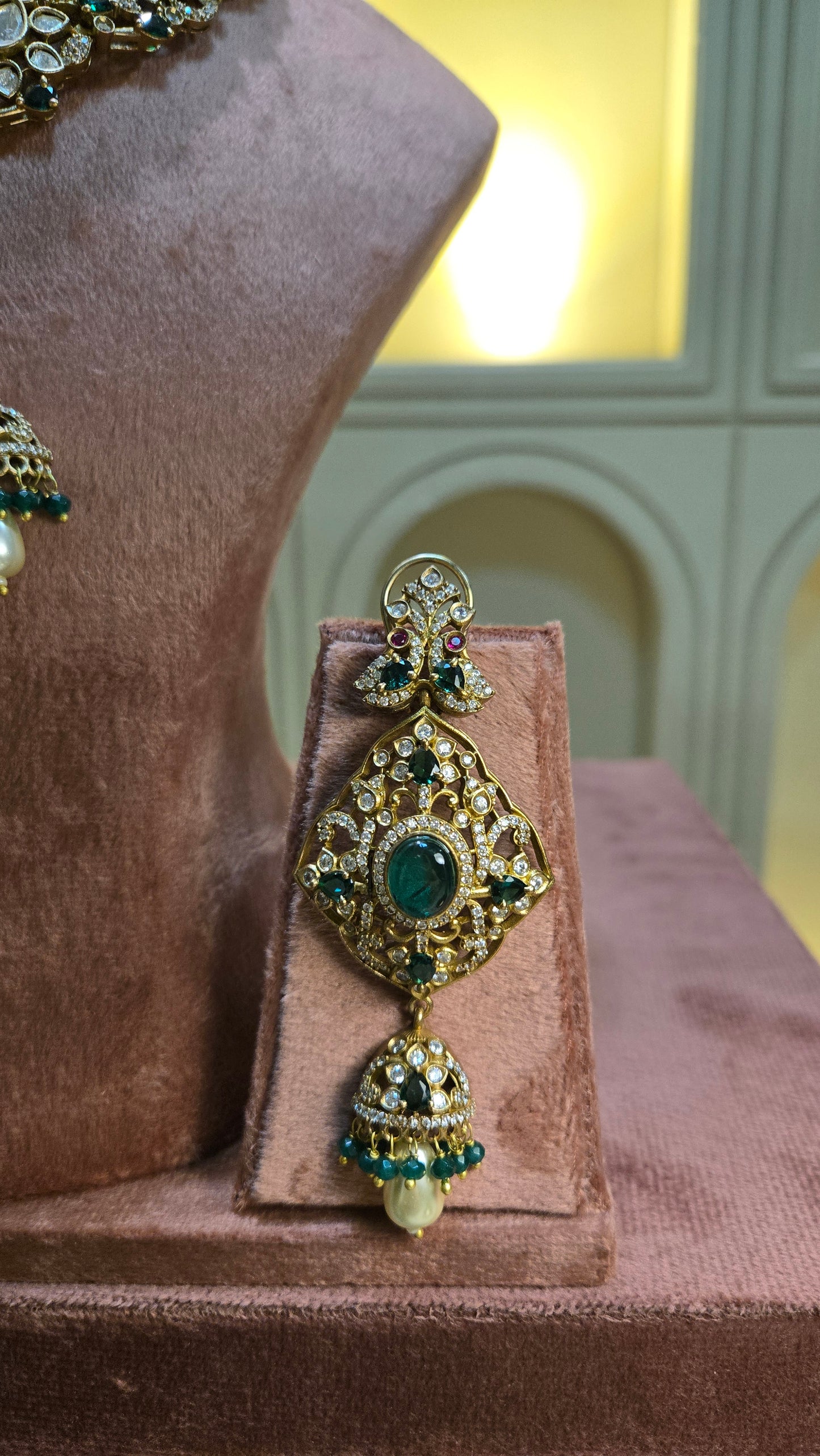 Emerald Jharokha Bridal Necklace Set