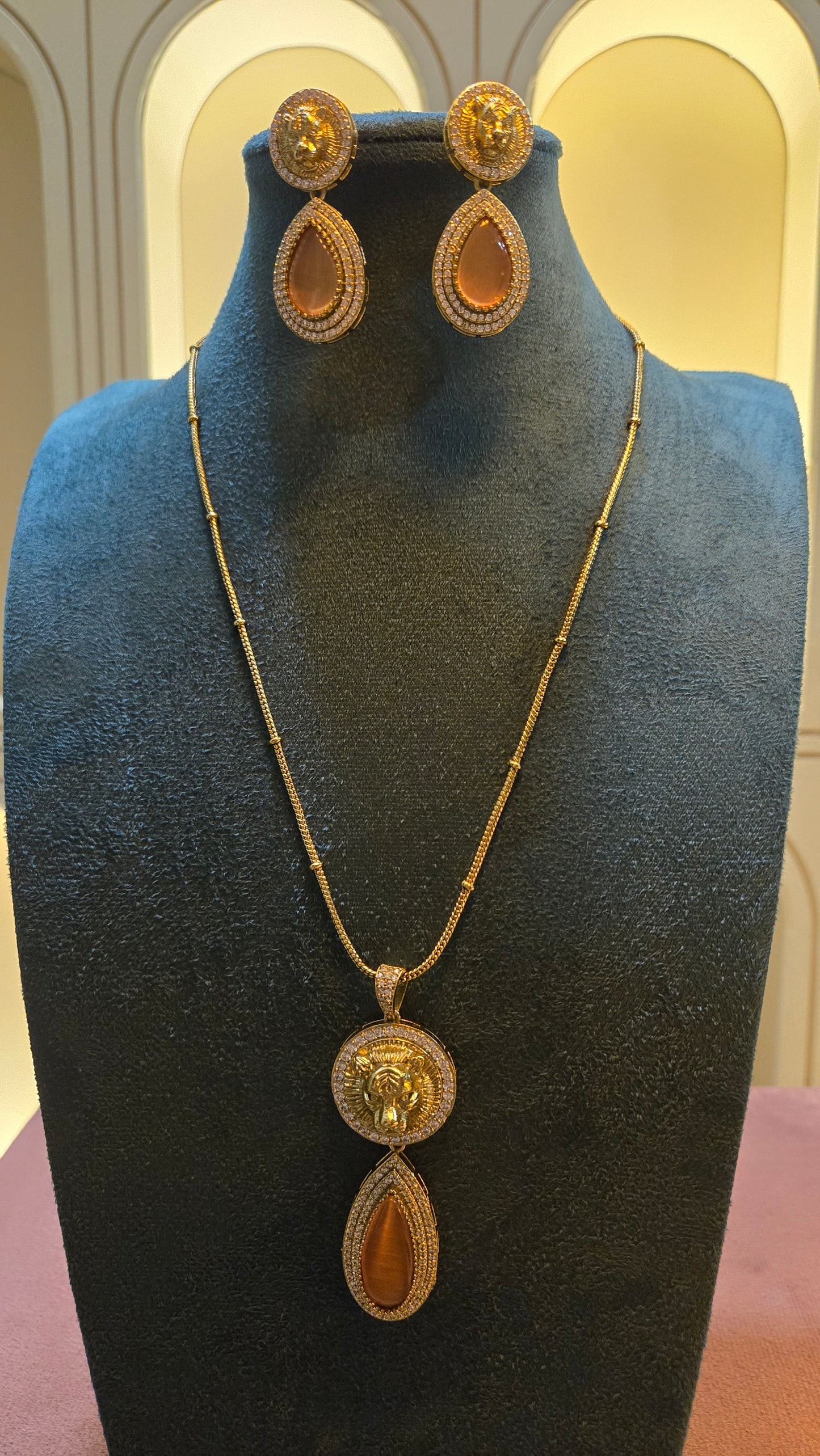 The Regal Leo Luxe Pendant Set – Amber Edition